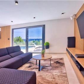 4-Bedroom Villa with heated pool and sea view, near Podstrana, sleeps 8